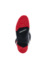 Buty Alpinestars 2026 Tech 7 Enduro, widok od dołu na dwuskładnikową podeszwę, jaskrawoczerwona i czarna guma ze specjalistycznym wzorem bieżnika dla przyczepności w terenie, z białym logo Alpinestars na środku