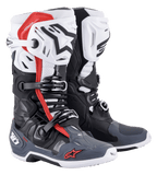 Alpinestars Tech 10 Supervented Boots, buty motocrossowe, czarne, białe, szare i czerwone, wentylowane ochraniacze piszczeli, perforowana konstrukcja z mikrofibry dla optymalnego przepływu powietrza, system zapięcia na wiele klamer, logo Alpinestars na palcach i pięcie.