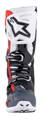 Buty Alpinestars Tech 10 Supervented, widok z przodu, czarne, białe, szare i czerwone, wyposażone w wentylowany ochraniacz piszczeli z dużym czarnym logo gwiazdy, system klamer z mikroregulacją, perforowane strefy dla lepszego przepływu powietrza oraz wytrzymałą konstrukcję ochronną TPU do motocrossu.