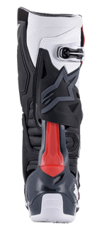 Alpinestars Tech 10 Supervented Boots, buty motocrossowe, widok z tyłu w kolorach czarnym, białym, szarym i czerwonym, z czerwonym tylnym ochraniaczem, perforowanymi strefami wentylacyjnymi oraz wysokowydajną skorupą TPU z bezpiecznym zapięciem na klamrę.