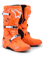 Alpinestars Tech 10 Supervented Boots, buty motocrossowe, pomarańczowy fluo z białymi i czarnymi akcentami, białe regulowane klamry, wentylowana płyta na piszczel z TPU, wyraźne logo Alpinestars, wyczynowe obuwie do wyścigów terenowych