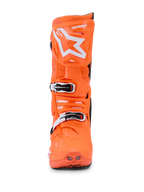 Alpinestars Tech 10 Supervented Boots, pomarańczowy fluo, czarny i biały, widok z przodu pojedynczego jaskrawopomarańczowego buta motocrossowego, białe logo gwiazdy Alpinestars na ochraniaczu goleni, mechaniczne klamry i perforowane otwory wentylacyjne zapewniające wydajność w terenie.