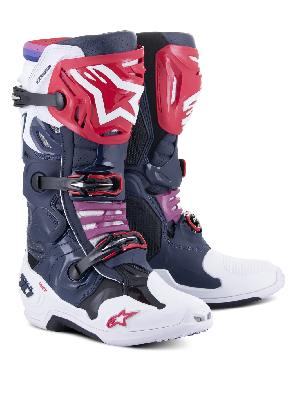 Buty Alpinestars Tech 10 Supervented, buty motocrossowe, kolor Night Navy White Rainbow, z czerwonymi ochraniaczami goleni i białym logo gwiazdy, wieloma czarnymi klamrami oraz perforowanymi panelami z siatki zapewniającymi wysoki przepływ powietrza.