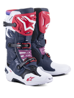 Buty Alpinestars Tech 10 Supervented, buty motocrossowe, kolor Night Navy White Rainbow, z czerwonymi ochraniaczami goleni i białym logo gwiazdy, wieloma czarnymi klamrami oraz perforowanymi panelami z siatki zapewniającymi wysoki przepływ powietrza.