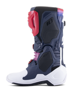 Buty Alpinestars Tech 10 Supervented, buty motocrossowe, Night Navy White Rainbow, widok z profilu ukazujący wentylowane panele z siatki, białą skorupę ochronną i kolorowe akcenty, wysokiej klasy obuwie terenowe.