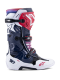 Buty Alpinestars Tech 10 Supervented, buty motocrossowe, kolorystyka Night Navy White Rainbow, widok z boku, granatowo-biała skorupa z czerwonymi akcentami, czarne paski z klamrami i fioletowo-czerwony gradient na górnym mankiecie, zaawansowana wentylowana konstrukcja zapewniająca ochronę w terenie