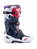 Buty Alpinestars Tech 10 Supervented, buty motocrossowe, kolorystyka Night Navy White Rainbow, widok z boku, granatowo-biała skorupa z czerwonymi akcentami, czarne paski z klamrami i fioletowo-czerwony gradient na górnym mankiecie, zaawansowana wentylowana konstrukcja zapewniająca ochronę w terenie