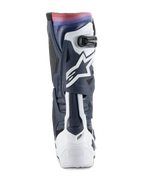 Alpinestars Tech 10 Supervented Boots, buty motocrossowe, Night Navy White Rainbow, widok od tyłu przedstawiający granatowo-białą konstrukcję TPU z wyrazistym tęczowym gradientem na górze, białym logo Astars i panelami wentylacyjnymi zapewniającymi wydajność w terenie.