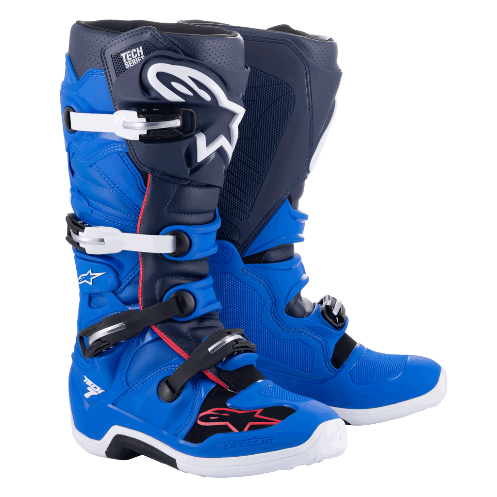 Buty Alpinestars Tech 7, buty motocrossowe, w kolorach Alpine Blue, Night Navy i Bright Red, z biało-czarnymi aluminiowymi klamrami, dużym białym logo gwiazdy na goleniu i wytrzymałymi białymi podeszwami, profesjonalna ochrona do jazdy off-road