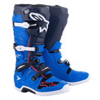 Buty Alpinestars Tech 7, buty motocrossowe, w kolorach Alpine Blue, Night Navy i Bright Red, z biało-czarnymi aluminiowymi klamrami, dużym białym logo gwiazdy na goleniu i wytrzymałymi białymi podeszwami, profesjonalna ochrona do jazdy off-road