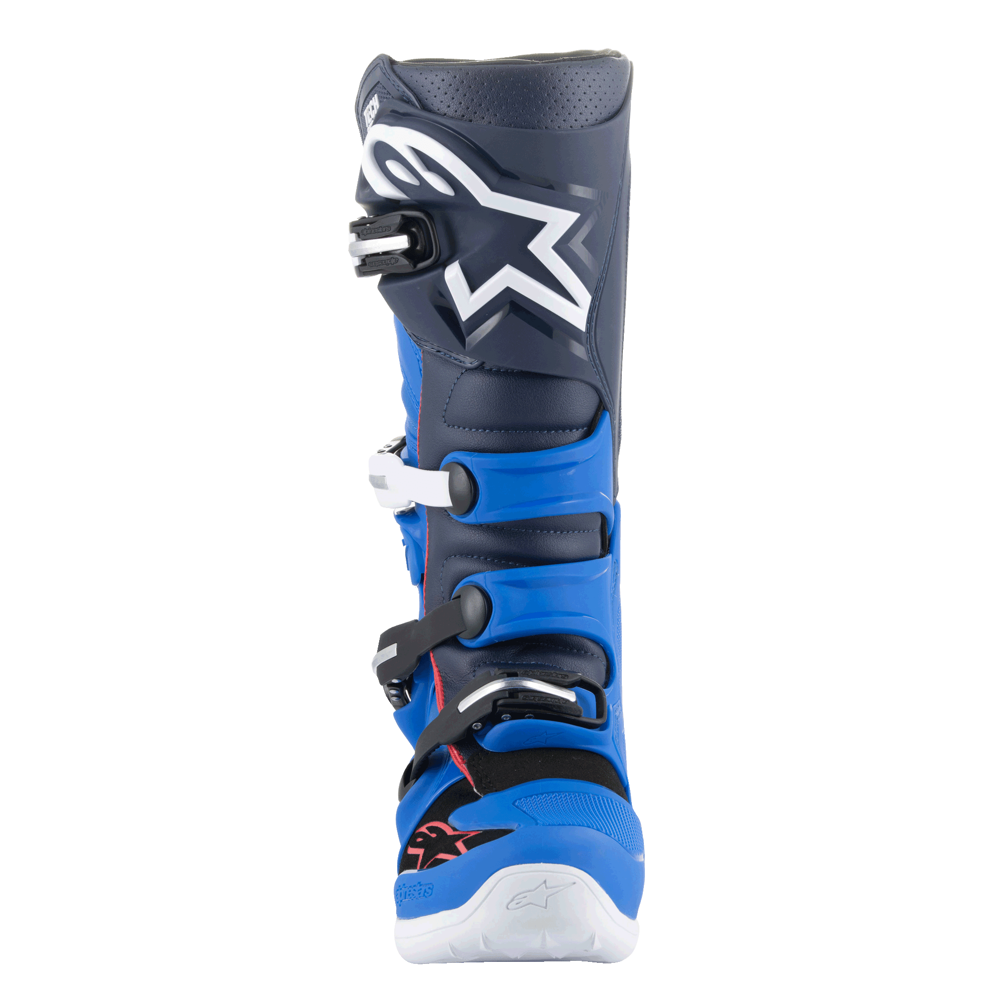 Buty Alpinestars Tech 7, buty motocrossowe, kolor Alpine Blue, Night Navy i Bright Red, widok z przodu przedstawiający granatową cholewkę z dużym białym logo Astars, jasnoniebieskie panele ochronne TPU oraz system zapięcia na klamry, wysokiej klasy obuwie do jazdy terenowej.