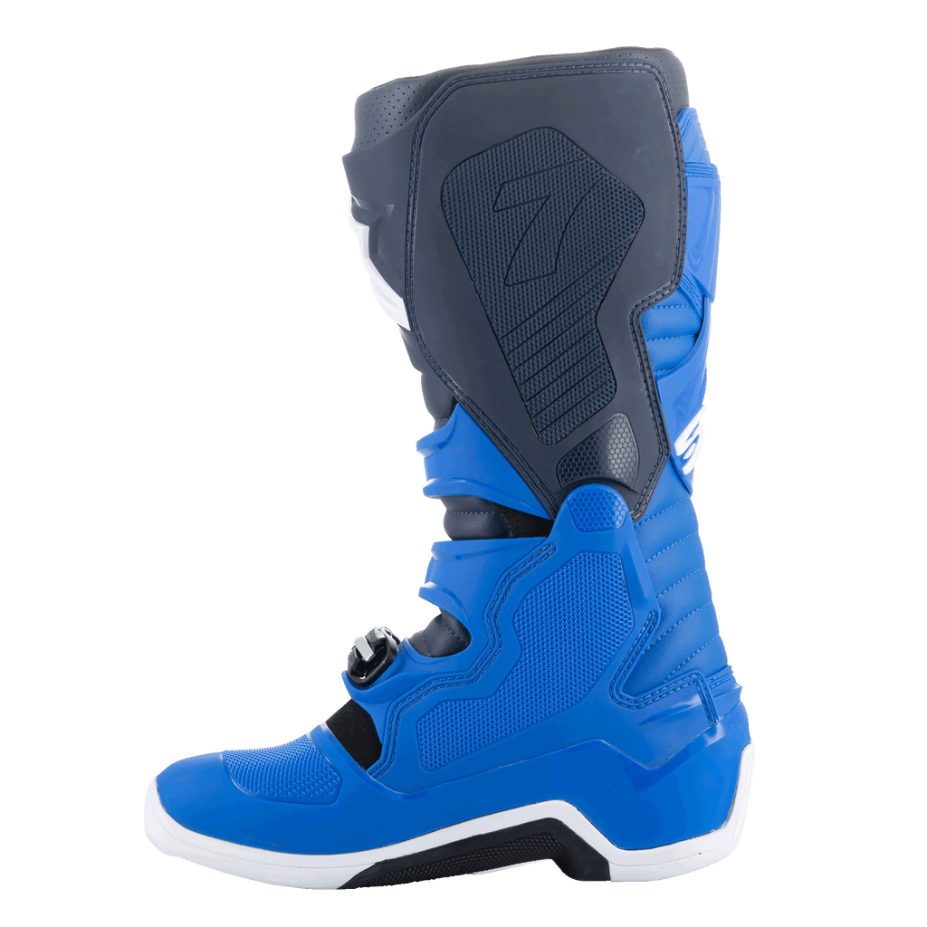 Buty Alpinestars Tech 7, buty motocrossowe, kolory Alpine Blue, Night Navy i Bright Red, widok od strony przyśrodkowej pokazujący ochronne panele TPU i wzmocnioną konstrukcję do wyścigów terenowych