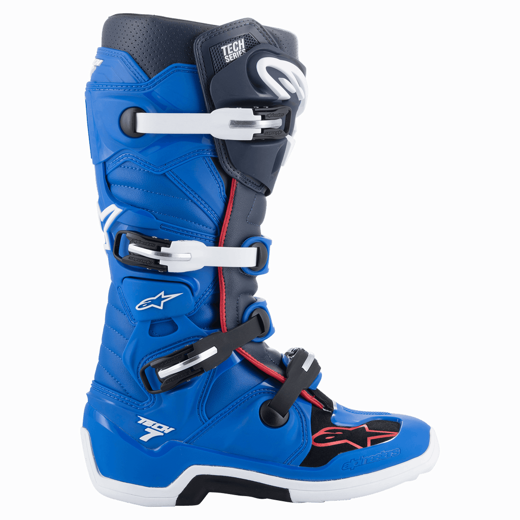 Alpinestars Tech 7 Boots, buty motocrossowe, niebieskie, granatowe i jaskrawoczerwone, wysoka konstrukcja z systemem czterech klamer, białe i czarne klamry, biała podeszwa z czarnym środkiem, czerwone detale i branding Alpinestars, profesjonalna ochrona do wyścigów off-road.