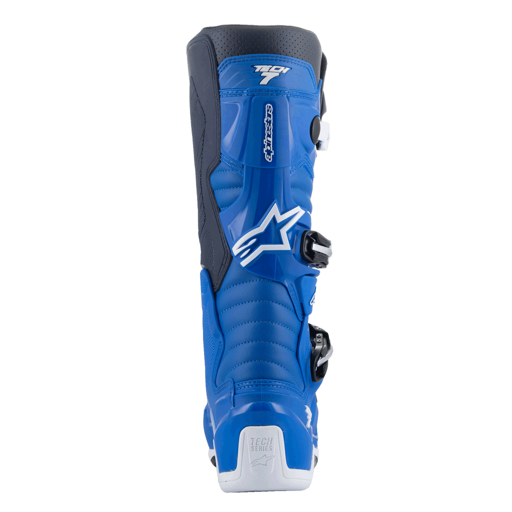 Buty Alpinestars Tech 7, buty motocrossowe, kolor Alpine Blue i Night Navy z białymi akcentami, widok z tyłu ukazujący wyprofilowany ochraniacz łydki, białe wzmocnienie pięty z logo Tech Series oraz detale bocznego systemu klamer.