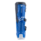 Buty Alpinestars Tech 7, buty motocrossowe, kolor Alpine Blue i Night Navy z białymi akcentami, widok z tyłu ukazujący wyprofilowany ochraniacz łydki, białe wzmocnienie pięty z logo Tech Series oraz detale bocznego systemu klamer.