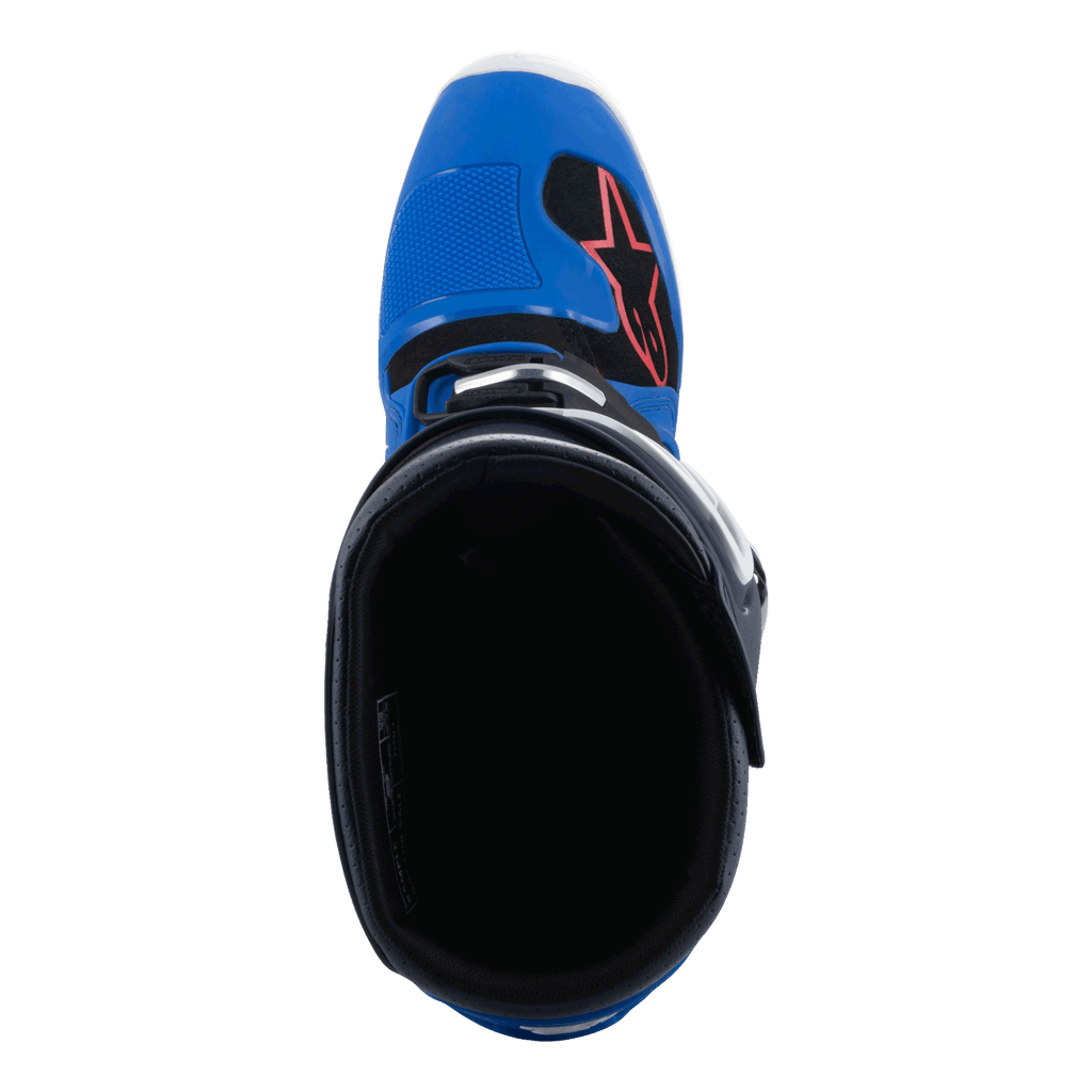 Buty Alpinestars Tech 7, buty motocrossowe, odcień Alpine Blue Night Navy i Bright Red, widok z góry na wnętrze buta, niebieski nosek z czerwonym logo gwiazdy i czarną wyściółką, profesjonalne obuwie off-road