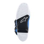 Buty Alpinestars Tech 7, buty motocrossowe, niebiesko-białe, widok podeszwy od spodu z białym wzorem bieżnika, czarny łuk z wymienną wkładką na podnóżek i logo Alpinestars, wytrzymała mieszanka do wyścigów off-road