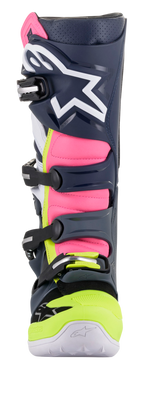 Buty Alpinestars Tech 7, buty motocrossowe, ciemnoszare, ciemnoniebieskie i różowe fluo, widok z tyłu pod kątem eksponujący system klamr i różowe panele harmonijkowe, zaawansowana konstrukcja ochronna do jazdy off-road