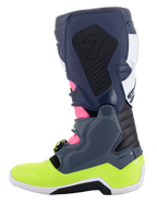 Buty Alpinestars Tech 7, buty motocrossowe, ciemnoszare, ciemnoniebieskie, różowe fluo i neonowe żółte, widok z boku, z innowacyjnym systemem zapięcia na klamry i biomechaniczną ochroną kostki, wysokowydajne obuwie off-road