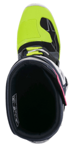 Buty Alpinestars Tech 7, buty motocrossowe, ciemnoszare, ciemnoniebieskie i różowe fluo z jaskrawożółtymi akcentami, widok z góry na wnętrze kołnierza, eksponujący zapięcie na klamry i wzmocnioną osłonę palców.