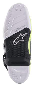 Buty Alpinestars Tech 7, buty motocrossowe, szczegółowy widok podeszwy z biało-czarną konstrukcją, wymienna wkładka na podnóżek, teksturowana powierzchnia z logo gwiazdy Alpinestars i neonowożółtymi akcentami