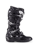 Buty Alpinestars Tech 7, buty motocrossowe off-road, czarne ze srebrnymi klamrami i białymi akcentami, widok z boku z czterema aluminiowymi klamrami, wytrzymała skorupa TPU i teksturowane panele zapewniające ochronę w terenie