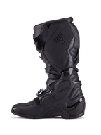 Buty Alpinestars Tech 7, buty motocrossowe, całe czarne, widok z profilu bocznego ukazujący płyty ochronne TPU, system zapięć na klamry i teksturowane panele przyczepne, profesjonalne obuwie do jazdy terenowej