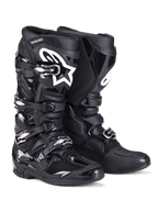 Buty Alpinestars Tech 7, buty motocrossowe, czarne, o wytrzymałej konstrukcji z systemem zapięcia na cztery klamry, panelami ochronnymi TPU i białym logo Alpinestars na goleni, profesjonalne obuwie off-road do wyścigów terenowych