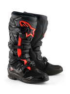 Buty Alpinestars Tech 7, buty motocrossowe, czarno-czerwone fluo, z czterema czarnymi klamrami, ochraniaczem goleni TPU i czerwonym logo gwiazdy Alpinestars z boku, wytrzymała konstrukcja off-road