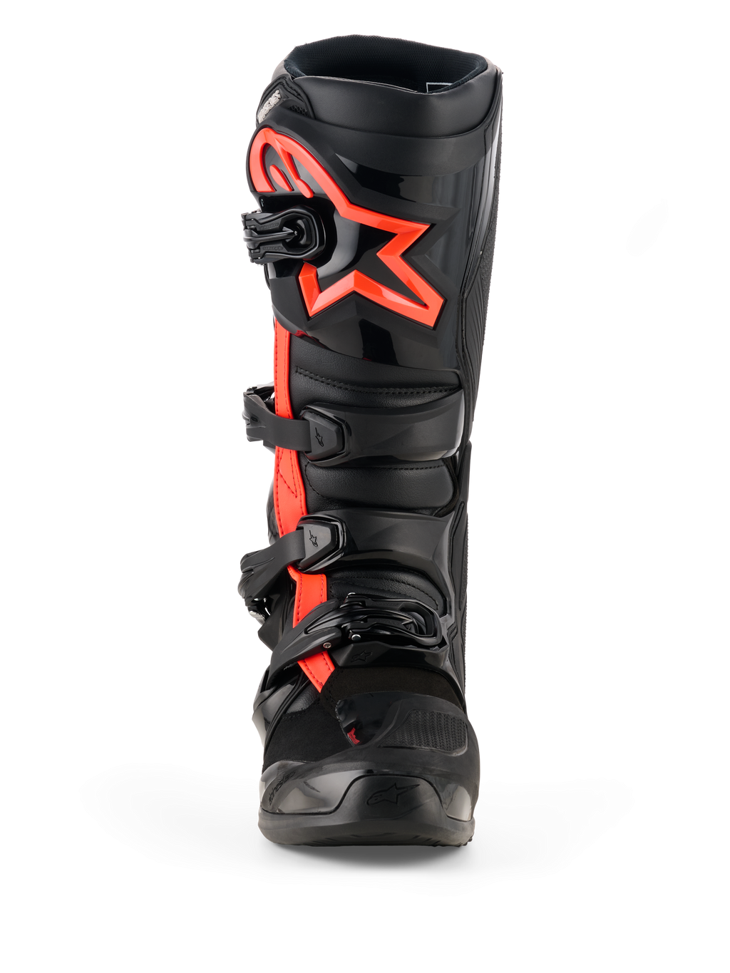 Buty Alpinestars Tech 7, buty motocrossowe, czarno-czerwone fluo, widok z przodu, duże czerwone logo gwiazdy Alpinestars na ochraniaczu piszczeli, system zapinania na cztery klamry, wytrzymała konstrukcja TPU do wyścigów off-road