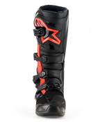 Buty Alpinestars Tech 7, buty motocrossowe, czarno-czerwone fluo, widok z przodu, duże czerwone logo gwiazdy Alpinestars na ochraniaczu piszczeli, system zapinania na cztery klamry, wytrzymała konstrukcja TPU do wyścigów off-road