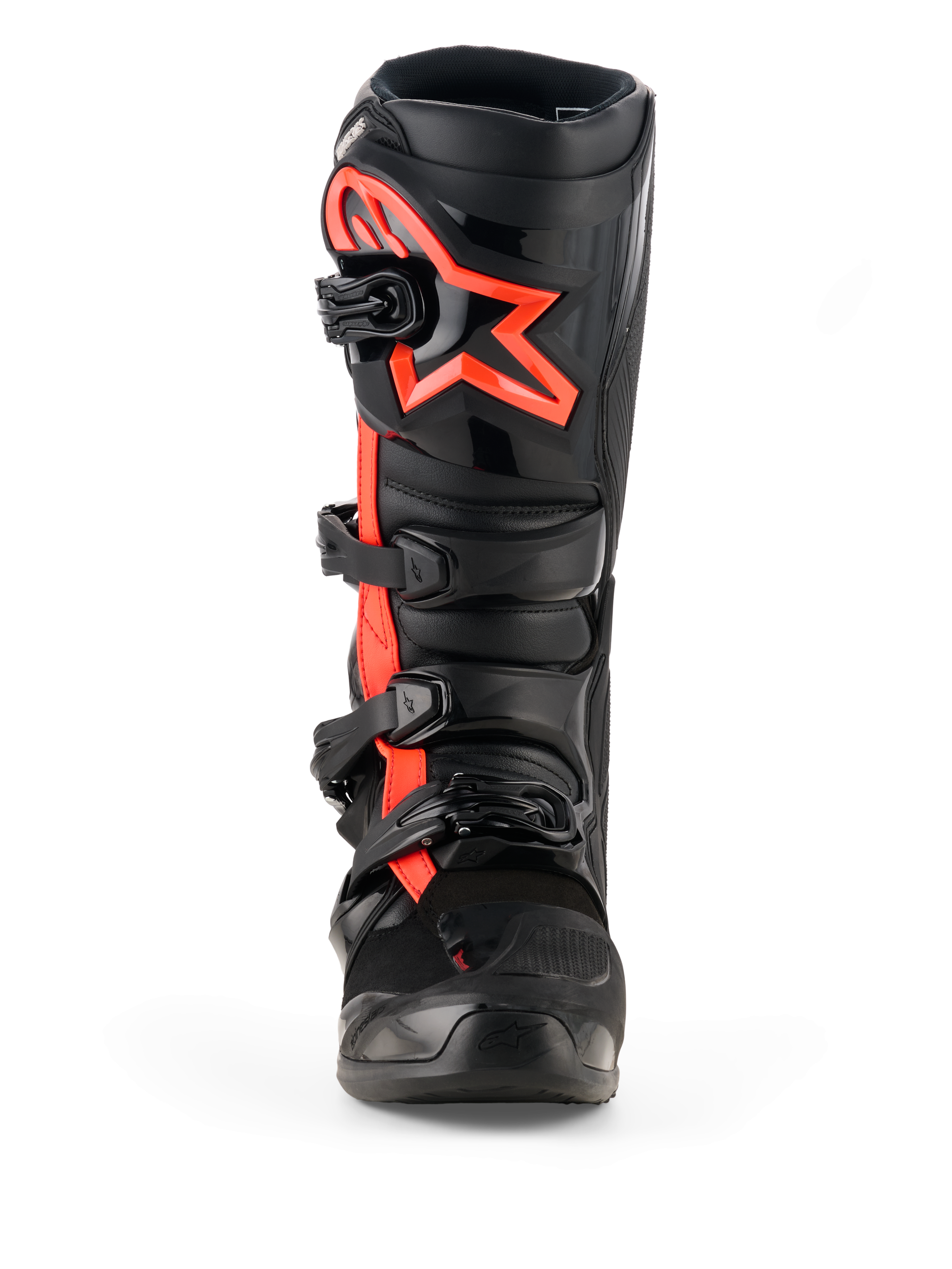Buty Alpinestars Tech 7, buty motocrossowe, czarno-czerwone fluo, widok z przodu, duże czerwone logo gwiazdy Alpinestars na ochraniaczu piszczeli, system zapinania na cztery klamry, wytrzymała konstrukcja TPU do wyścigów off-road