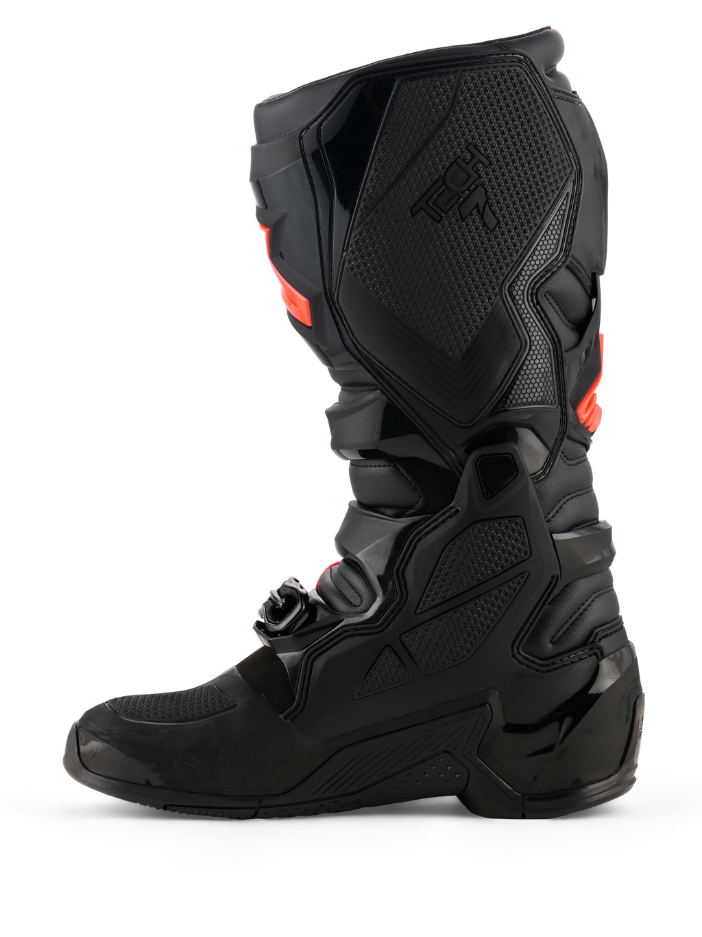 Buty Alpinestars Tech 7, buty motocrossowe, czarne z akcentami Red Fluo, widok z boku od strony przyśrodkowej przedstawiający ochronne skorupy TPU, system klamer oraz teksturowane panele przyczepne do jazdy w terenie