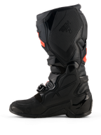 Buty Alpinestars Tech 7, buty motocrossowe, czarne z akcentami Red Fluo, widok z boku od strony przyśrodkowej przedstawiający ochronne skorupy TPU, system klamer oraz teksturowane panele przyczepne do jazdy w terenie