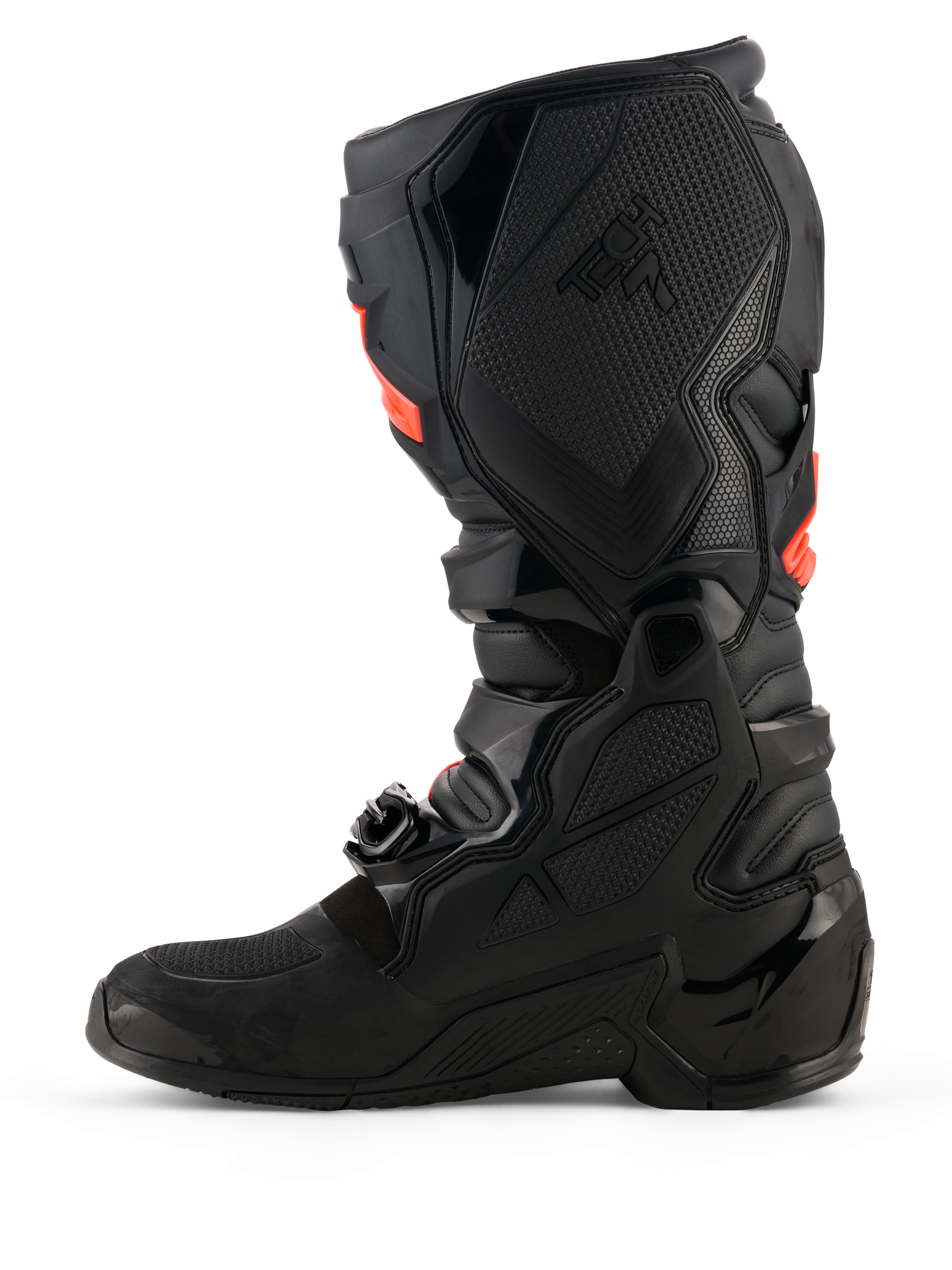 Buty Alpinestars Tech 7, buty motocrossowe, czarne z akcentami Red Fluo, widok z boku od strony przyśrodkowej przedstawiający ochronne skorupy TPU, system klamer oraz teksturowane panele przyczepne do jazdy w terenie