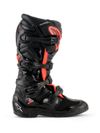 Buty Alpinestars Tech 7, buty motocrossowe, czarno-czerwone fluo, widok z profilu, system zamykania na cztery klamry, ochronna skorupa TPU z oznaczeniem 'Tech 7' i białym logo Astars na pięcie, wytrzymałe obuwie do wyścigów terenowych