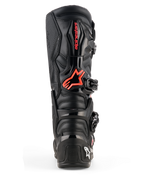 Buty Alpinestars Tech 7, buty motocrossowe, czarne i czerwone fluo, widok z tyłu z ochronnymi płytami TPU, czerwone logo Alpinestars na łydce, wytrzymała konstrukcja zapewniająca wydajność w terenie