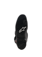 Buty Alpinestars Tech 7, widok czarnej gumowej podeszwy z białym logo Astar, teksturowanym wzorem bieżnika i czerwonym wskaźnikiem zużycia dla wydajności motocrossowej.