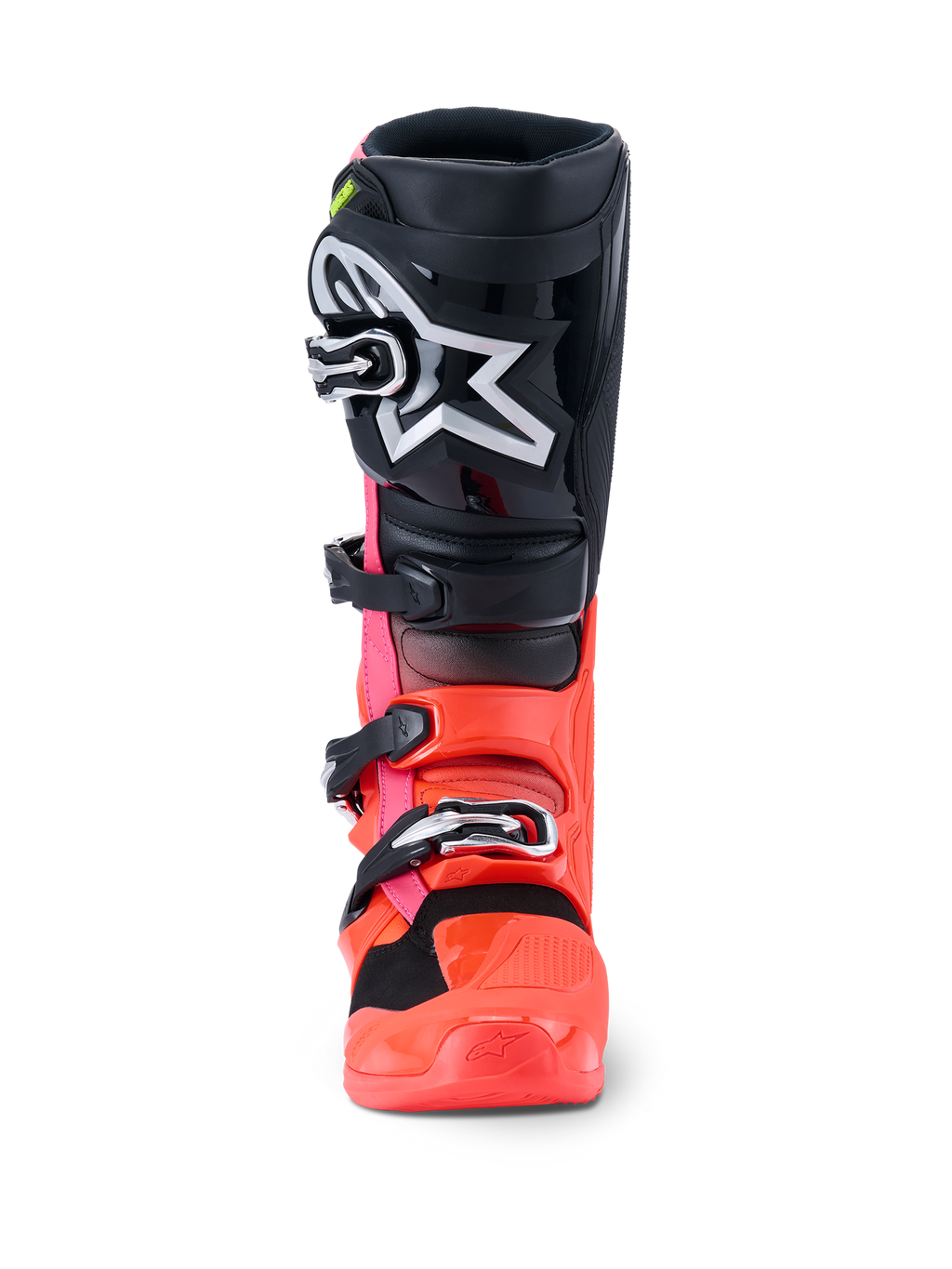 Buty Alpinestars Tech 7, buty motocrossowe, czarny, czerwony fluo i różowy fluo, widok z przodu przedstawiający czarny ochraniacz goleni z dużym białym logo Astars, jaskrawoczerwoną i różową dolną skorupę oraz srebrny system zapięć na klamry