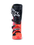 Buty Alpinestars Tech 7, buty motocrossowe, czarny, czerwony fluo i różowy fluo, widok z przodu przedstawiający czarny ochraniacz goleni z dużym białym logo Astars, jaskrawoczerwoną i różową dolną skorupę oraz srebrny system zapięć na klamry