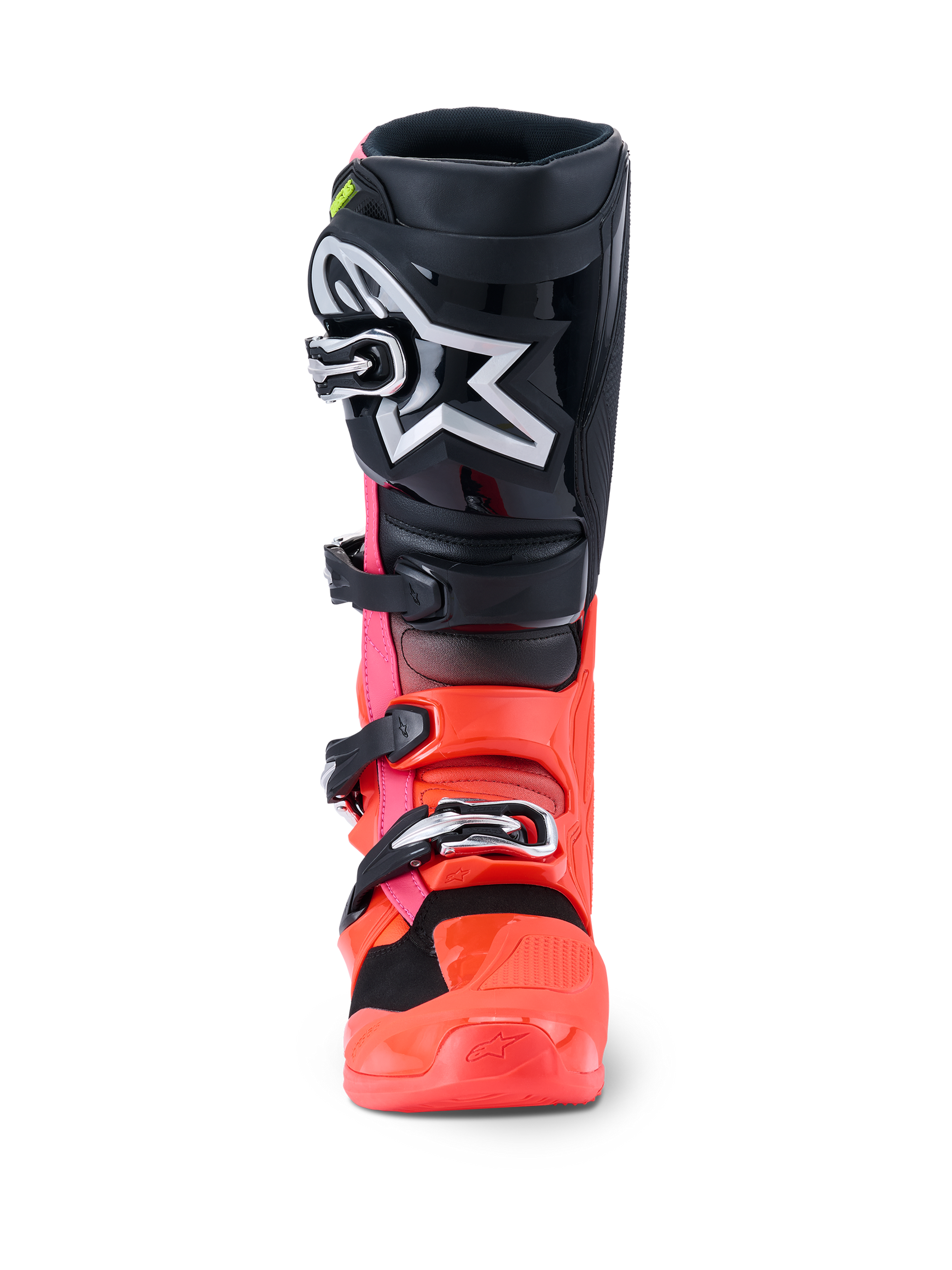 Buty Alpinestars Tech 7, buty motocrossowe, czarny, czerwony fluo i różowy fluo, widok z przodu przedstawiający czarny ochraniacz goleni z dużym białym logo Astars, jaskrawoczerwoną i różową dolną skorupę oraz srebrny system zapięć na klamry