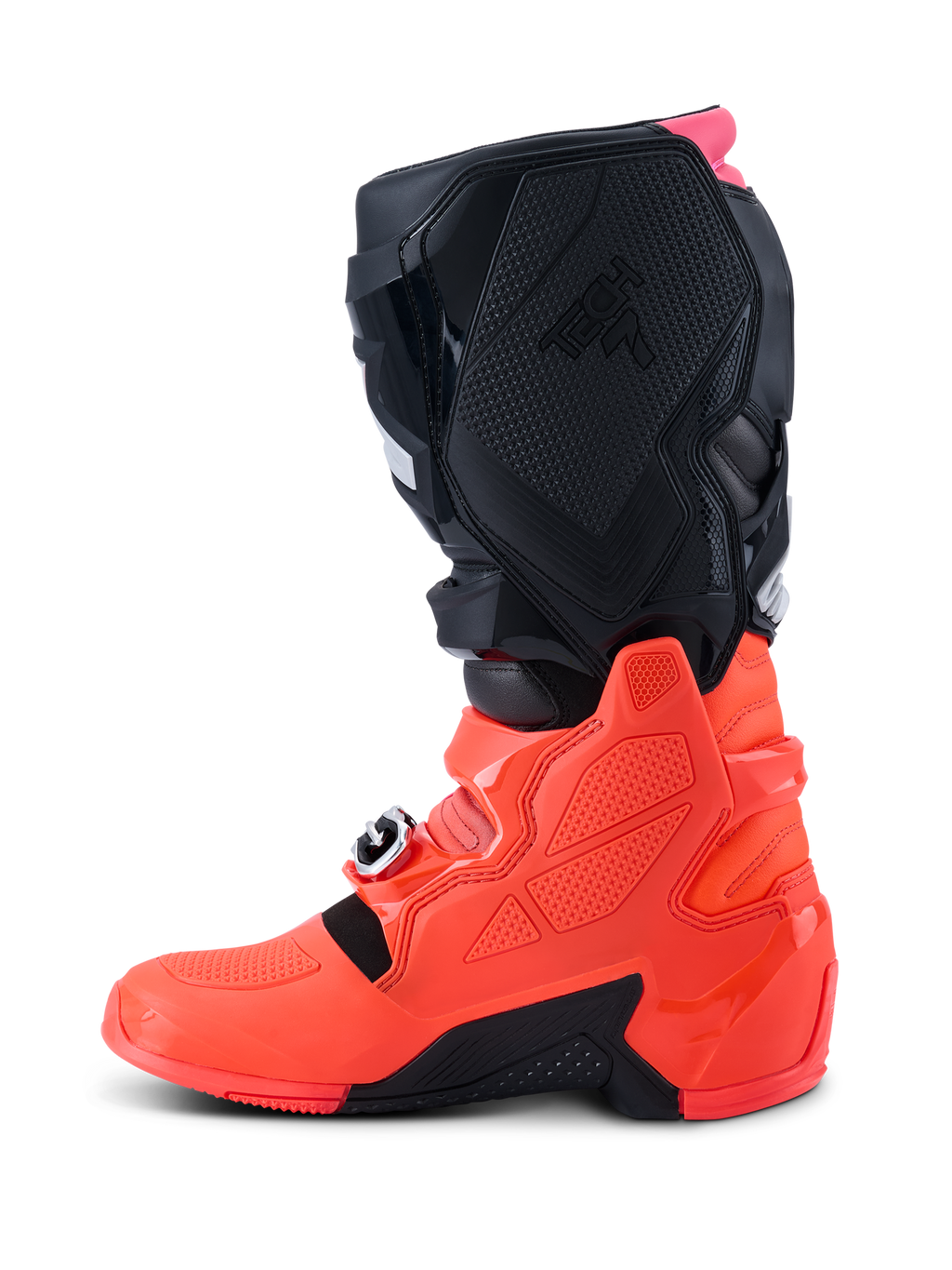 Buty Alpinestars Tech 7, buty motocrossowe, czarne, czerwone fluo i różowe fluo, widok z profilu bocznego podkreślający dolną skorupę TPU, system zapięć na klamry oraz teksturowane panele ochronne do jazdy w terenie