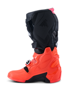 Buty Alpinestars Tech 7, buty motocrossowe, czarne, czerwone fluo i różowe fluo, widok z profilu bocznego podkreślający dolną skorupę TPU, system zapięć na klamry oraz teksturowane panele ochronne do jazdy w terenie
