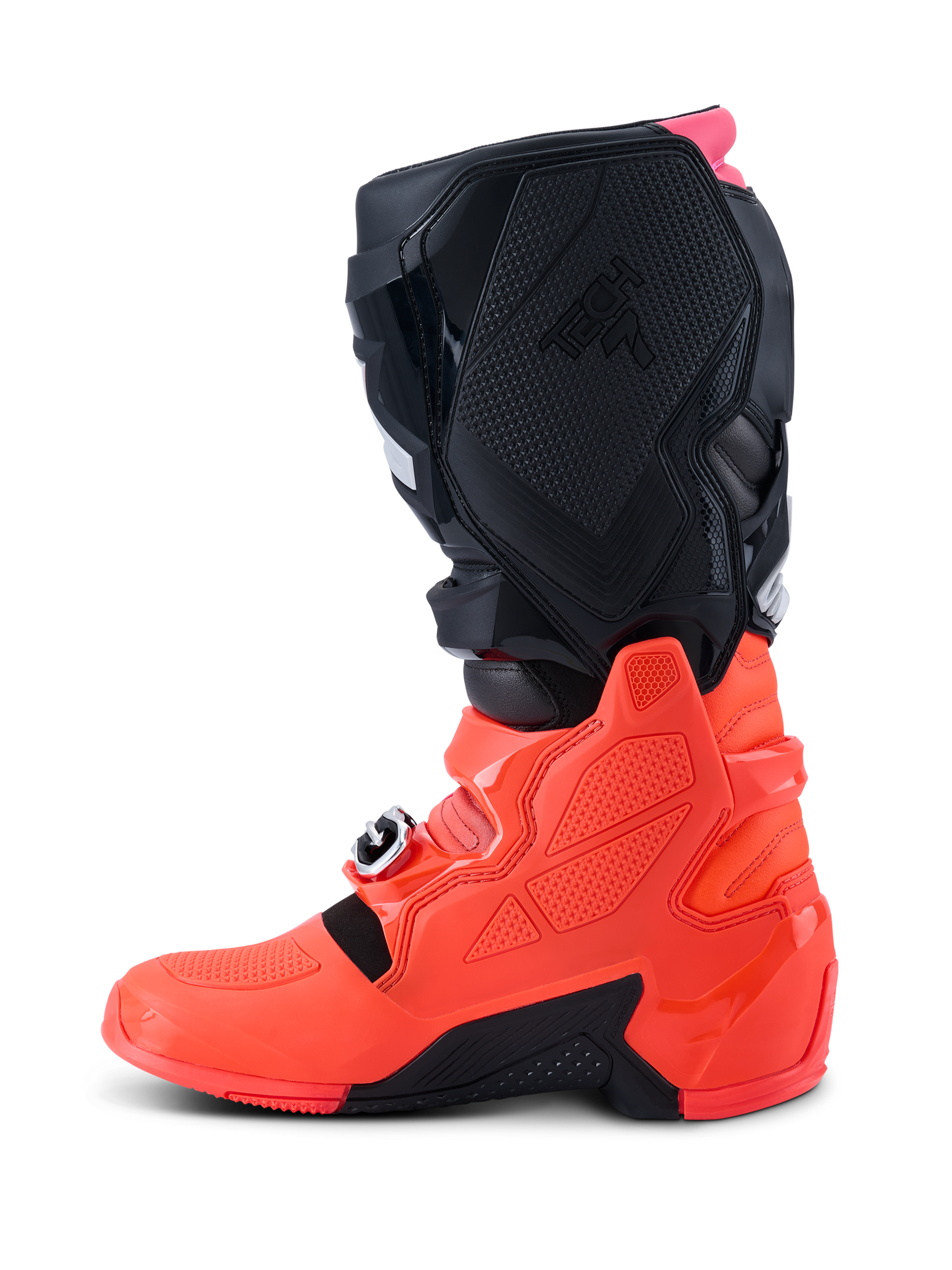 Buty Alpinestars Tech 7, buty motocrossowe, czarne, czerwone fluo i różowe fluo, widok z profilu bocznego podkreślający dolną skorupę TPU, system zapięć na klamry oraz teksturowane panele ochronne do jazdy w terenie