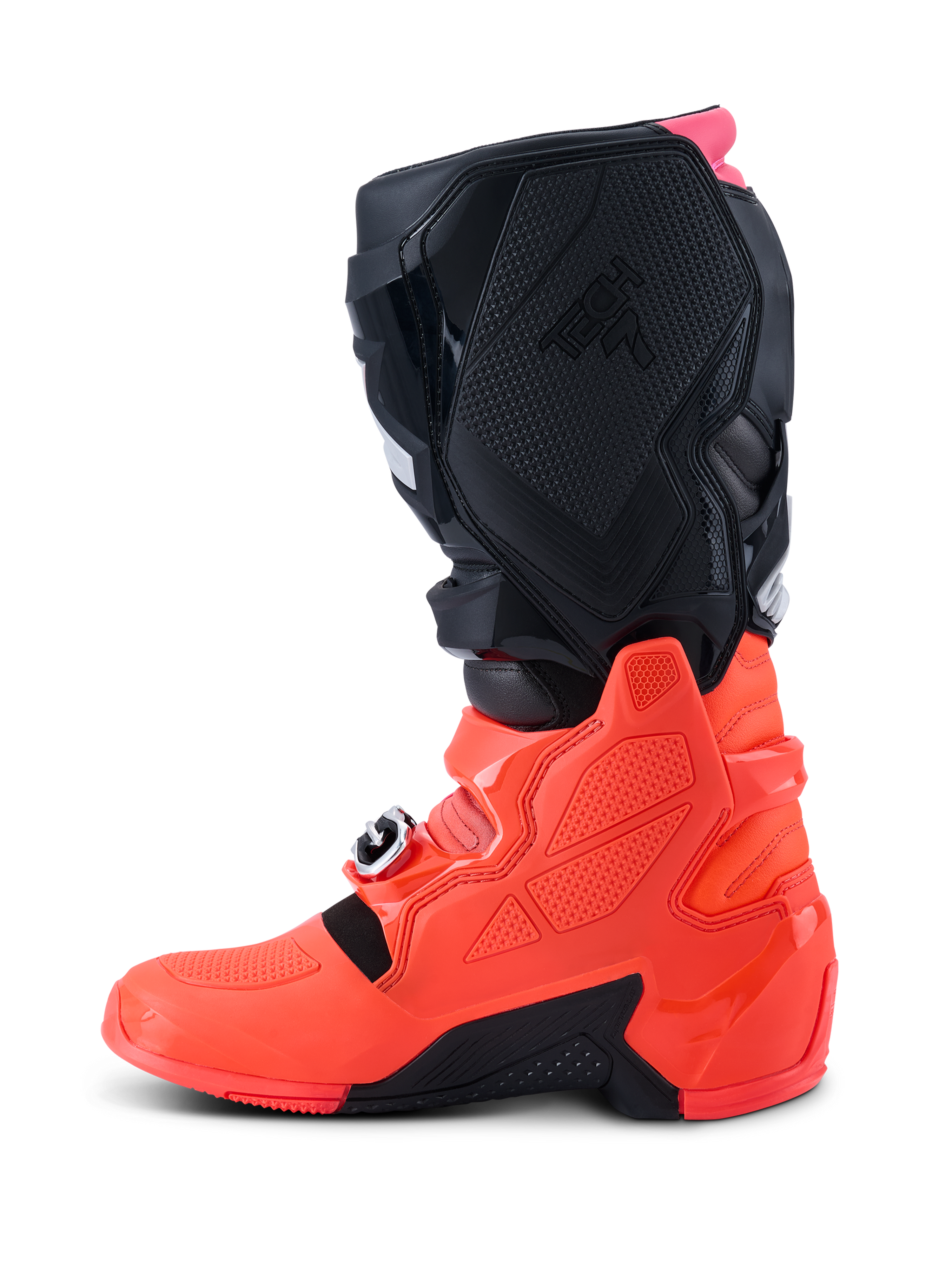 Buty Alpinestars Tech 7, buty motocrossowe, czarne, czerwone fluo i różowe fluo, widok z profilu bocznego podkreślający dolną skorupę TPU, system zapięć na klamry oraz teksturowane panele ochronne do jazdy w terenie