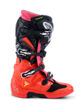 Buty Alpinestars Tech 7, buty motocrossowe, czarne, czerwone fluo i różowe fluo, profil boczny ukazujący techniczny design z klamrami szybkiego uwalniania, błyszczącą dolną skorupą TPU i systemem podwójnego przegubu do wyścigów terenowych.