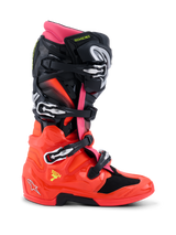 Buty Alpinestars Tech 7, buty motocrossowe, czarne, czerwone fluo i różowe fluo, profil boczny ukazujący techniczny design z klamrami szybkiego uwalniania, błyszczącą dolną skorupą TPU i systemem podwójnego przegubu do wyścigów terenowych.