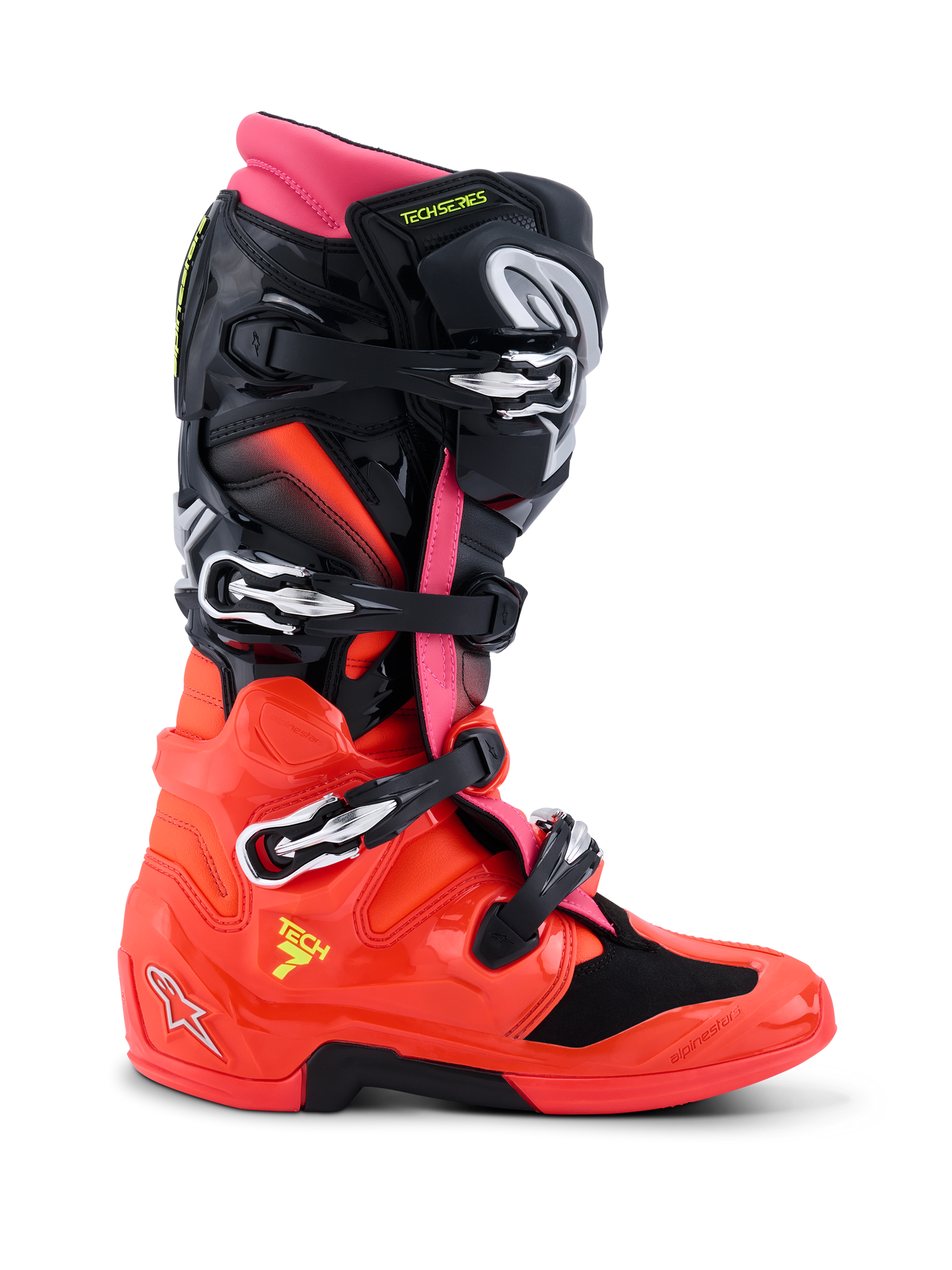 Buty Alpinestars Tech 7, buty motocrossowe, czarne, czerwone fluo i różowe fluo, profil boczny ukazujący techniczny design z klamrami szybkiego uwalniania, błyszczącą dolną skorupą TPU i systemem podwójnego przegubu do wyścigów terenowych.