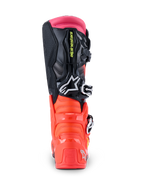 Buty Alpinestars Tech 7, buty motocrossowe, czarne, czerwone fluo i różowe fluo, widok z tyłu prezentujący wzmocnioną piętę z TPU, wielomateriałową cholewkę i różową górną getrę.