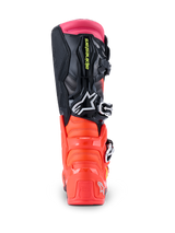 Buty Alpinestars Tech 7, buty motocrossowe, czarne, czerwone fluo i różowe fluo, widok z tyłu prezentujący wzmocnioną piętę z TPU, wielomateriałową cholewkę i różową górną getrę.